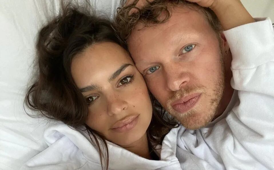 Emily Ratajkowski junto a Sebastian Bear-McClard