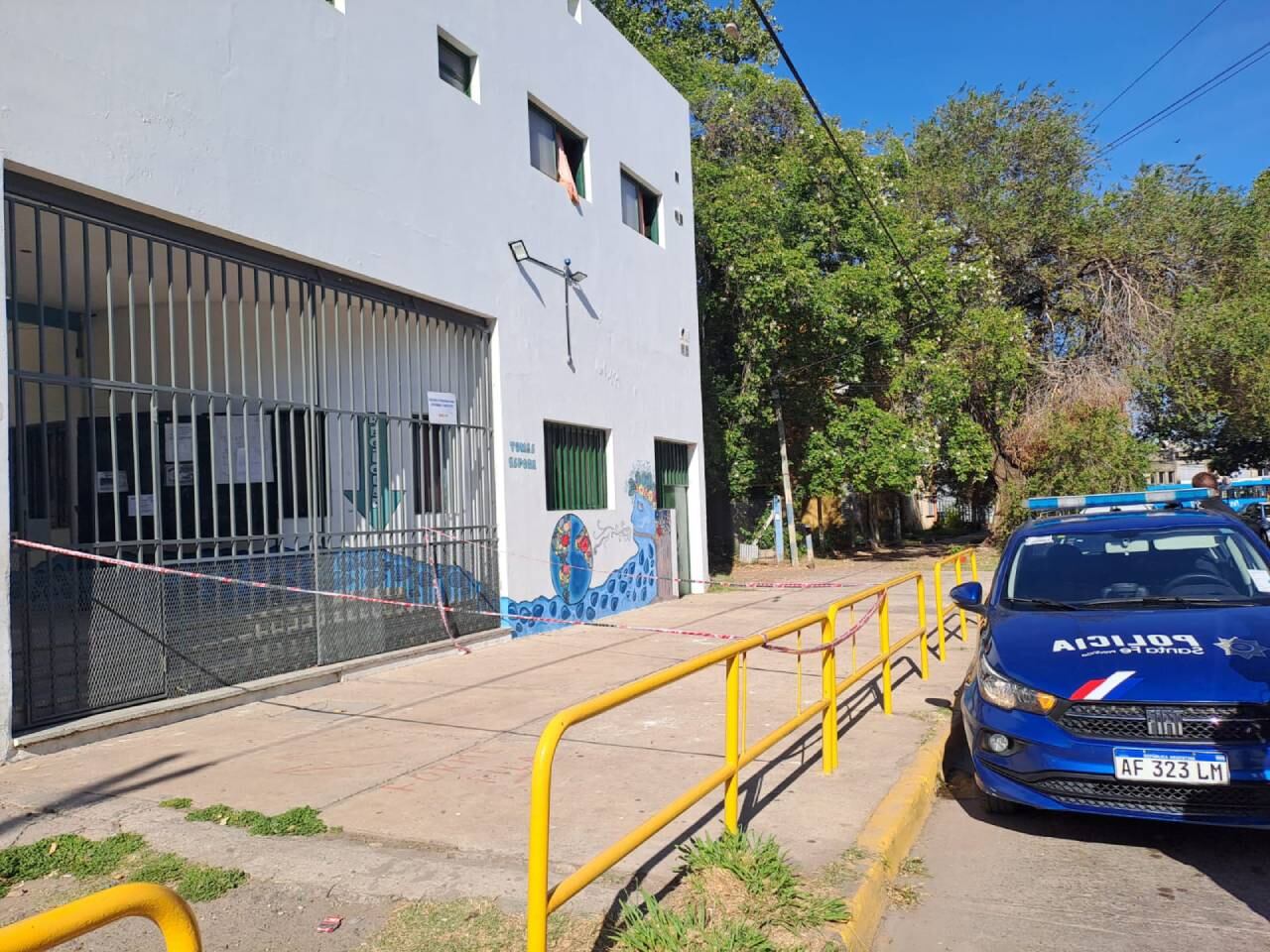 La entrada quedó vallada con cinta de seguridad.