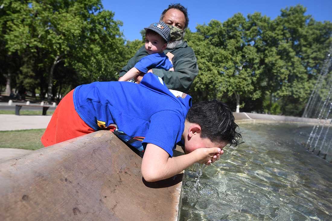 Debido a las temperaturas récord en octubre que se registran en Buenos Aires y alrededores, se recomienda permanentemente hidratarse.

