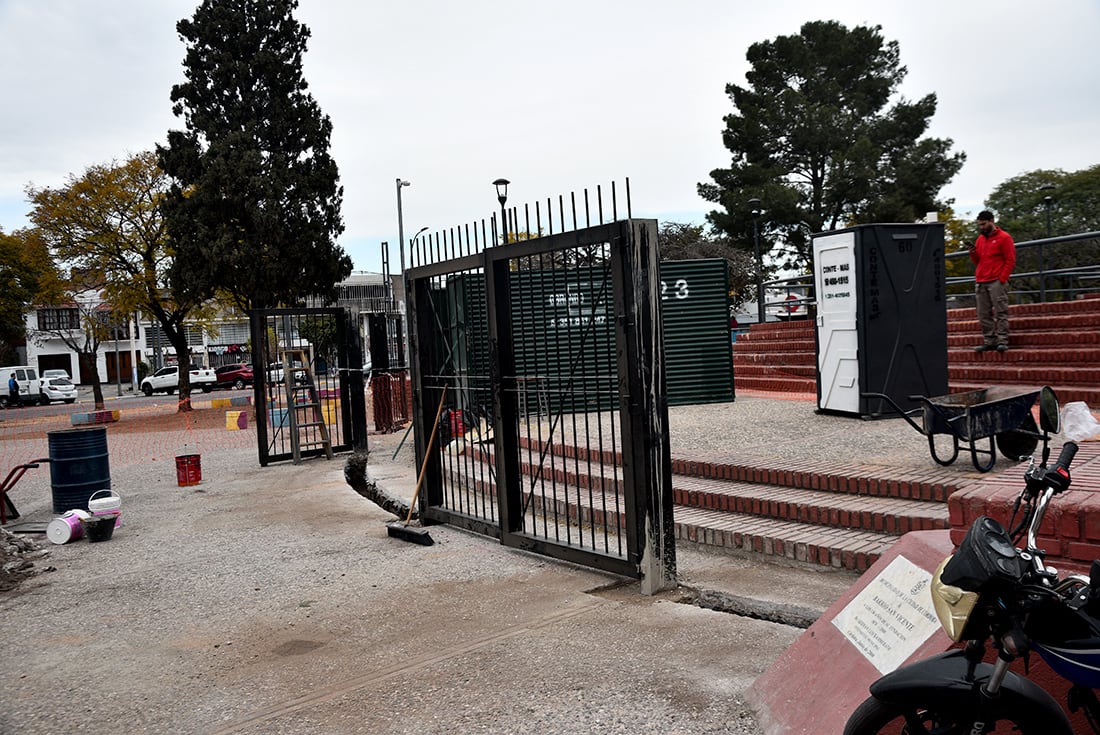 Enrejado en plaza Urquiza de barrio San Vicente. (Pedro Castillo / La Voz)