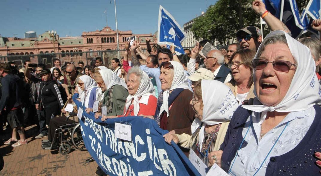 Ronda de los jueves. La tradicional manifestación de Madres de Plaza de Mayo estuvo dedicada a Santiago Maldonado. (Télam)