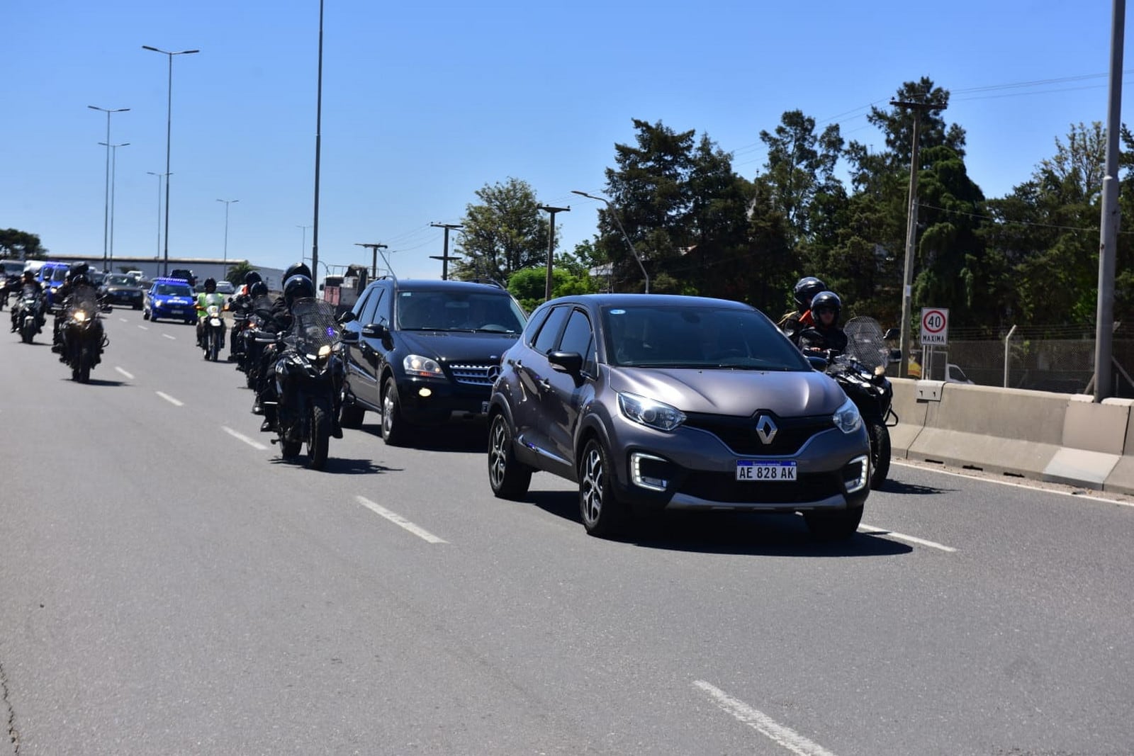 Caravana de Javier Milei recién llegado a Córdoba.  (José Gabriel Hernández / La Voz)