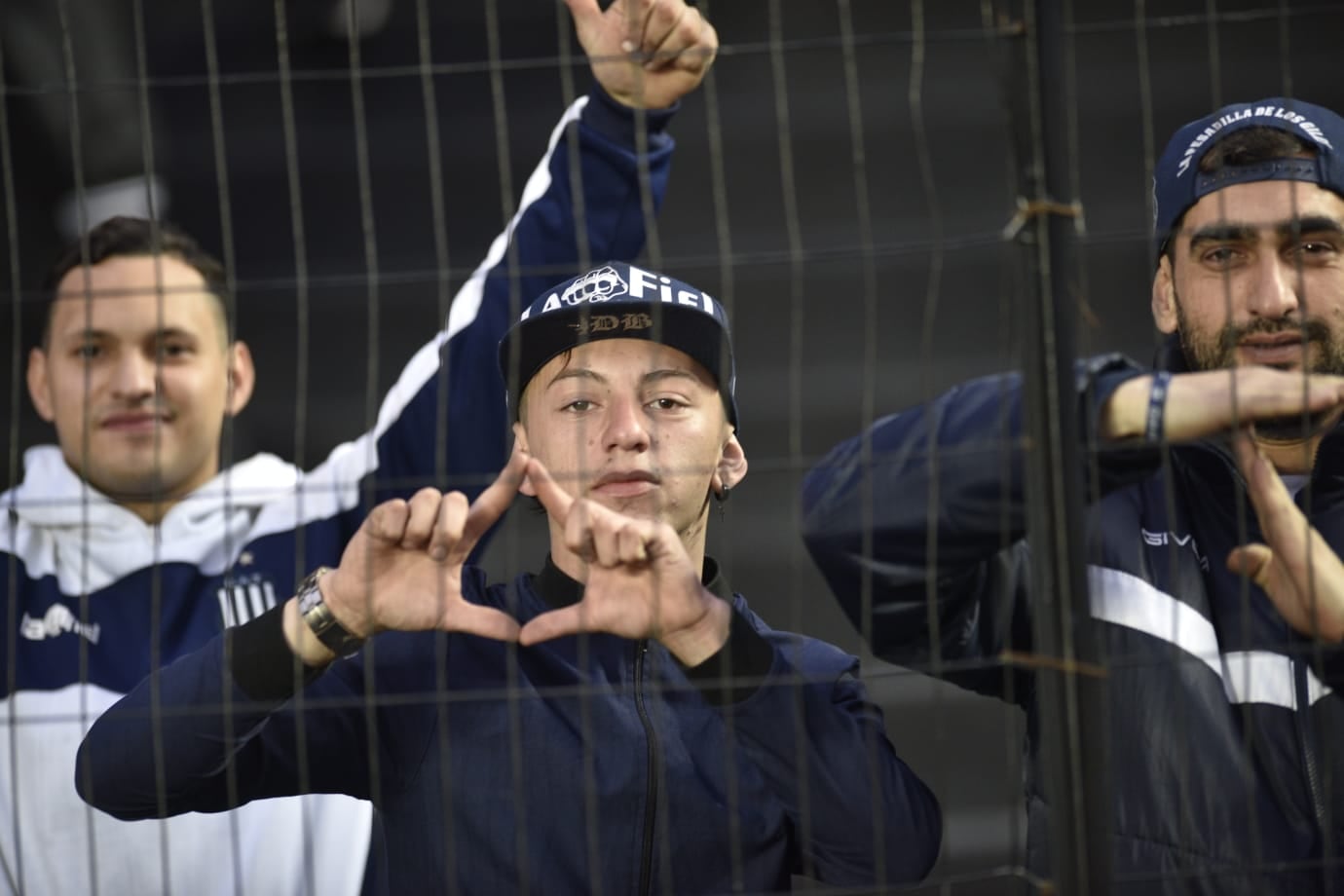 La hinchada de Talleres en el estadio de Colón en la previa del partido con Colón por la vuelta de los octavos de final de la Copa Libertadores. (Ramiro Pereyra / Enviado especial de La Voz del Interior)