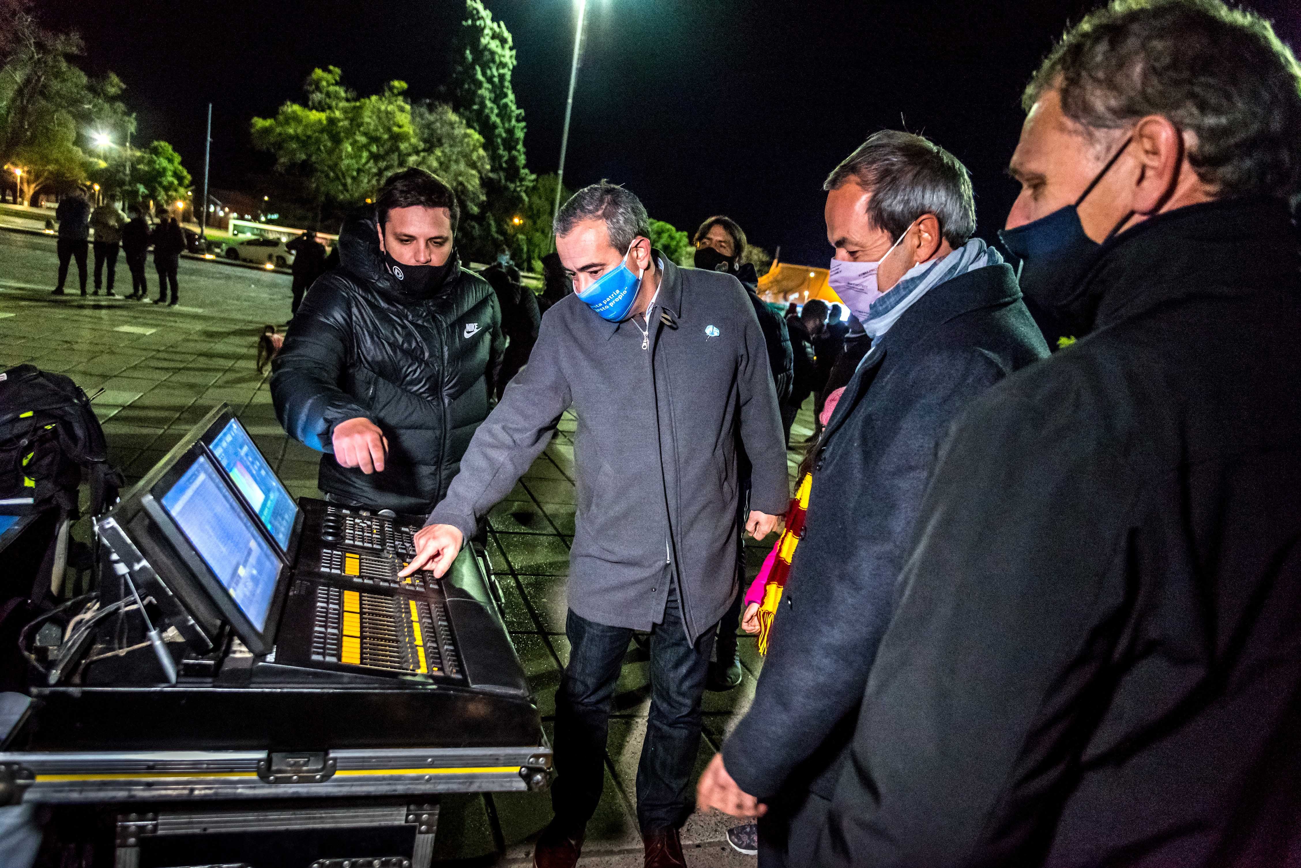 El intendente Javkin probando el sistema lumínico que ya tiene el Monumento a la Bandera