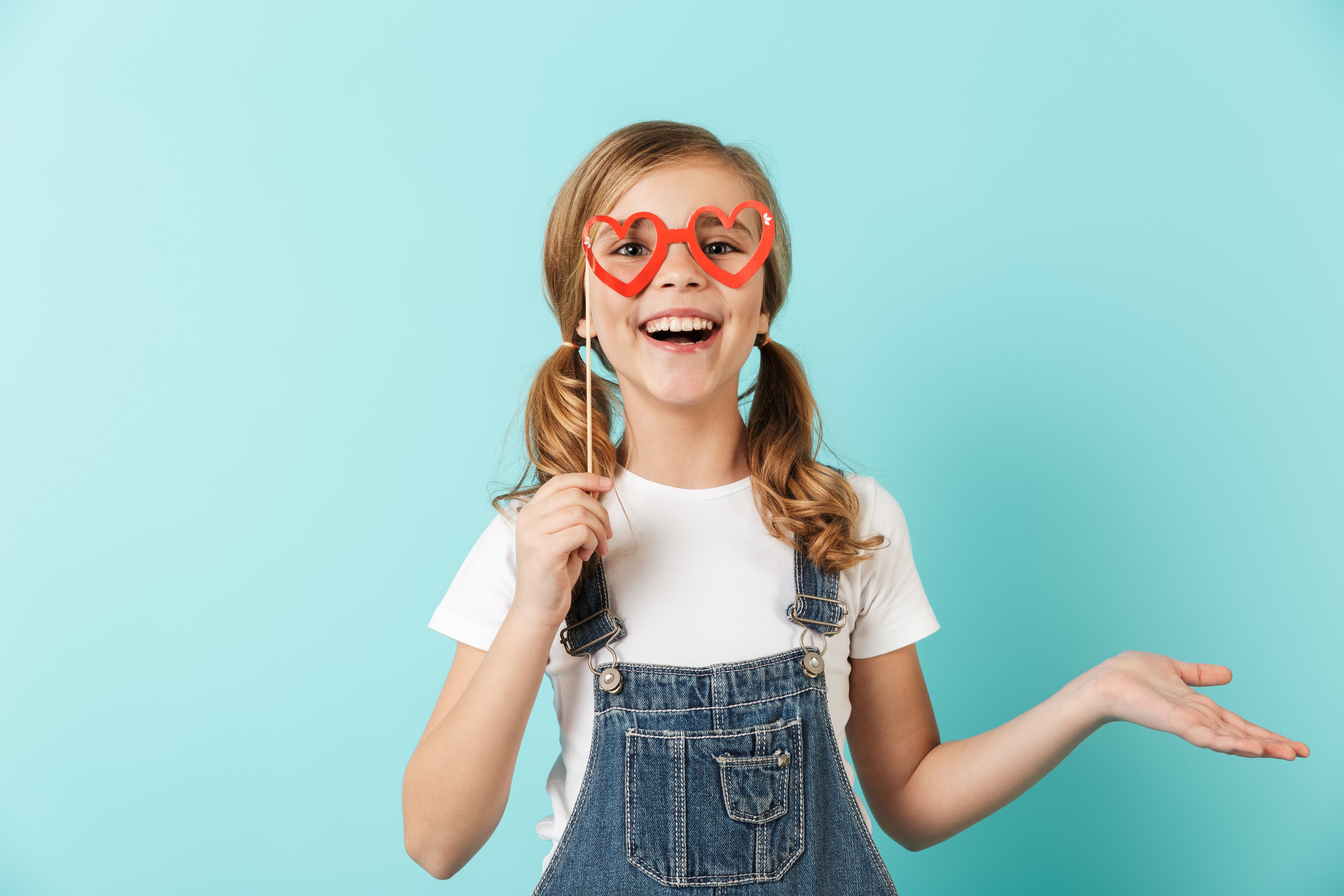 Un elemento infaltable para el Carnaval son estos divertidos anteojos personalizados.