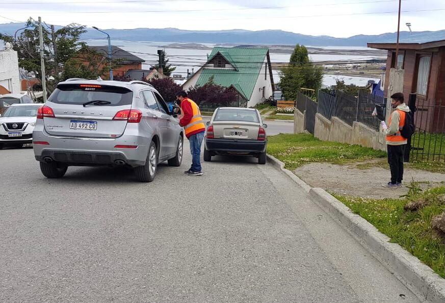 Personal del área de Atención al Vecino de la Municipalidad de Ushuaia recorrió el barrio Akawaia para recordar a los vecinos el día de retiro de residuos voluminosos.