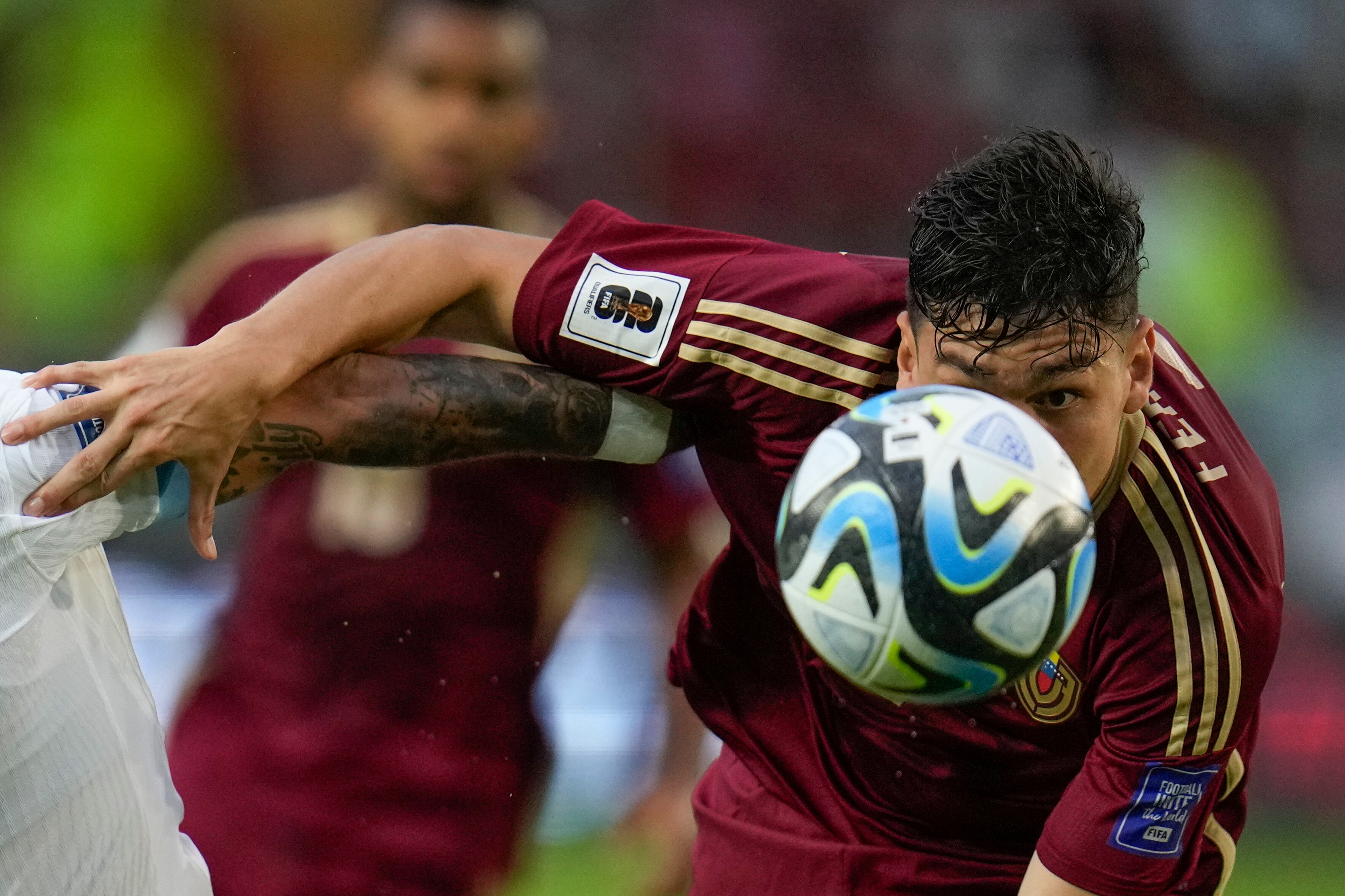 El venezolano Nahuel Ferraresi apunta hacia el balón en el partido contra Uruguay en las eliminatorias del Mundial, el martes 10 de septiembre de 2024, en Maturín, Venezuela. (AP Foto/Ariana Cubillos)