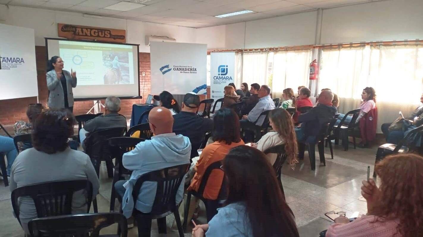 Graciela Gallo estuvo disertando en las Jornadas de Turismo Rural en General Alvear.