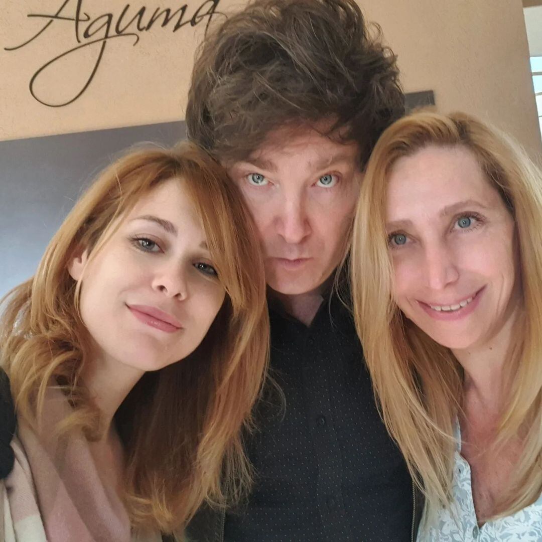 Lilia junto a Milei y su hermana, a quien apodan "El Jefe".