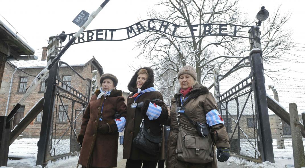 A 70 AÑOS. Sobrevivientes del Holocausto en la puerta del campo de exterminio nazi de Auschwitz en Oswiecim, Polonia (AP).