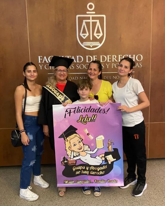 Tras su recibida, su familia la esperó con un cálido cartel, felicitándola por su logro.