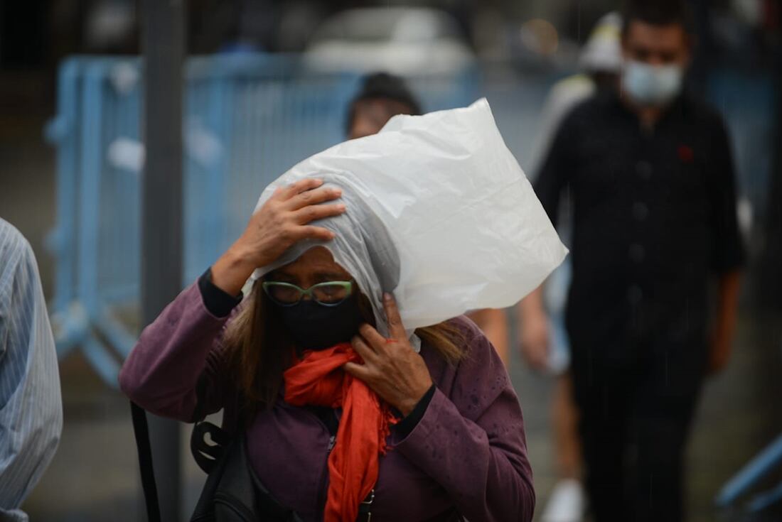 Desde el SMN sugieren no estar al aire libre. Foto: José Gabriel Hernández.