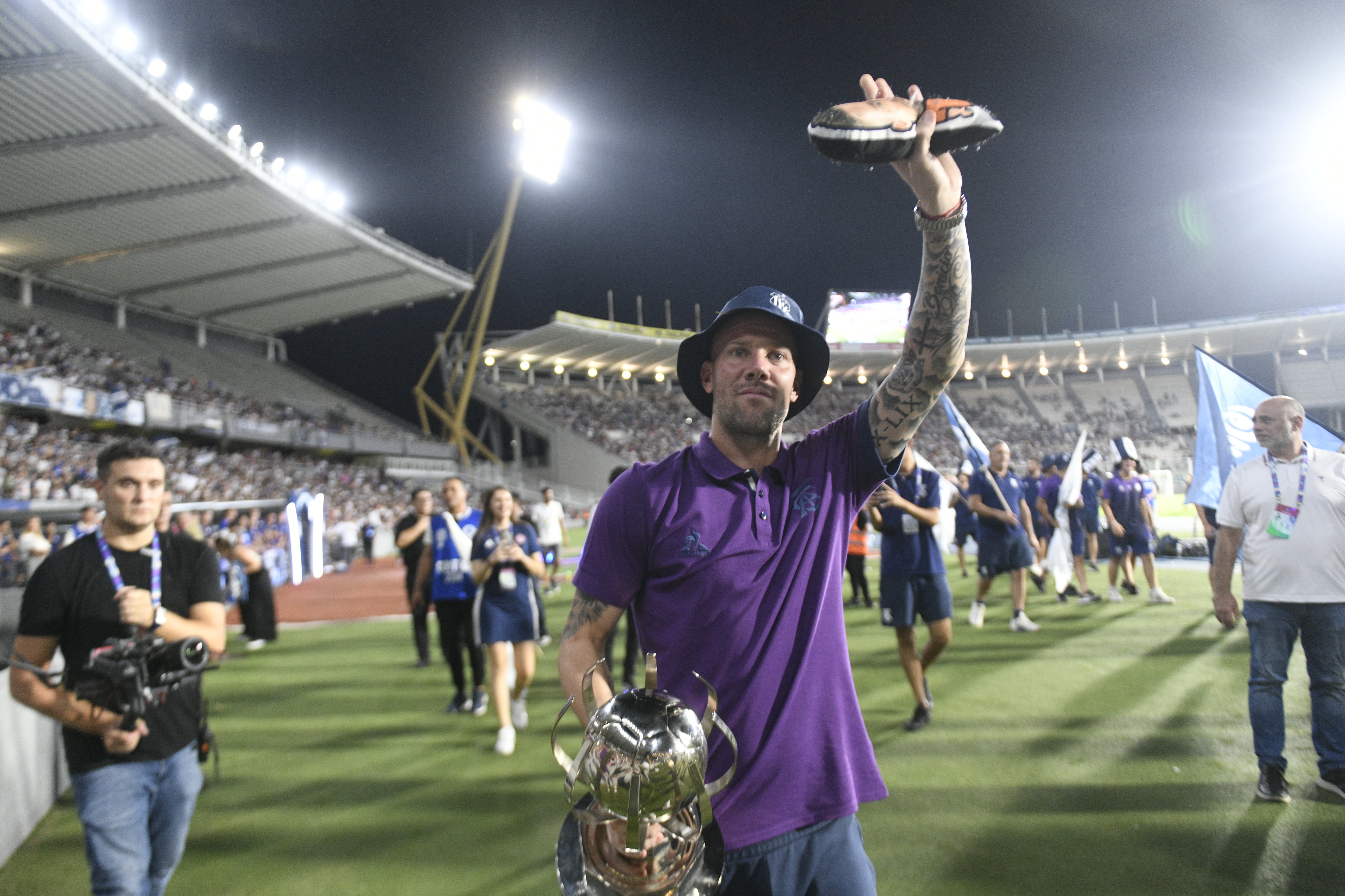 Talleres festejó en el Kempes con su hinchada la obtención de la Supercopa Internacional después de ganarle a River en Paraguay. Foto Javier Ferreyra