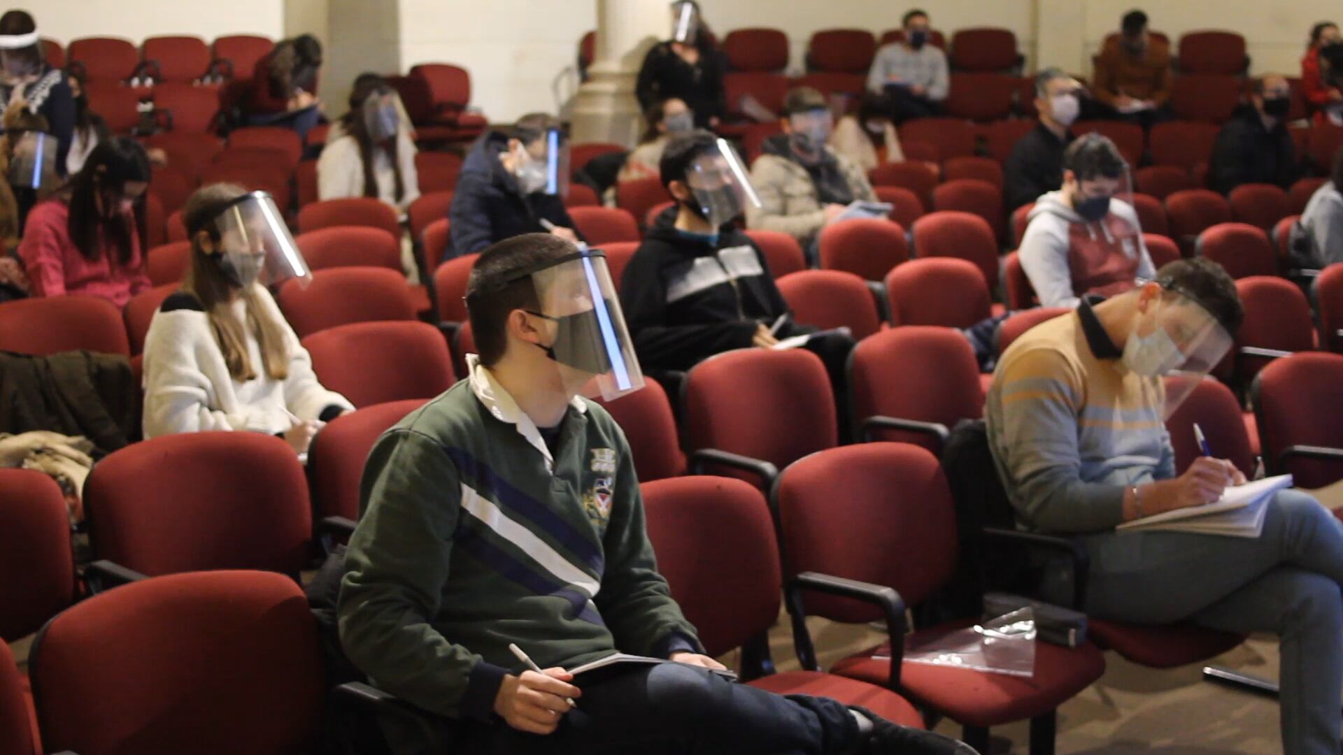 Estudiantes de medicina de la Universidad Nacional de Rosario (UNR) rindieron un examen presencial en medio de la pandemia de coronavirus. (@csmedunr)