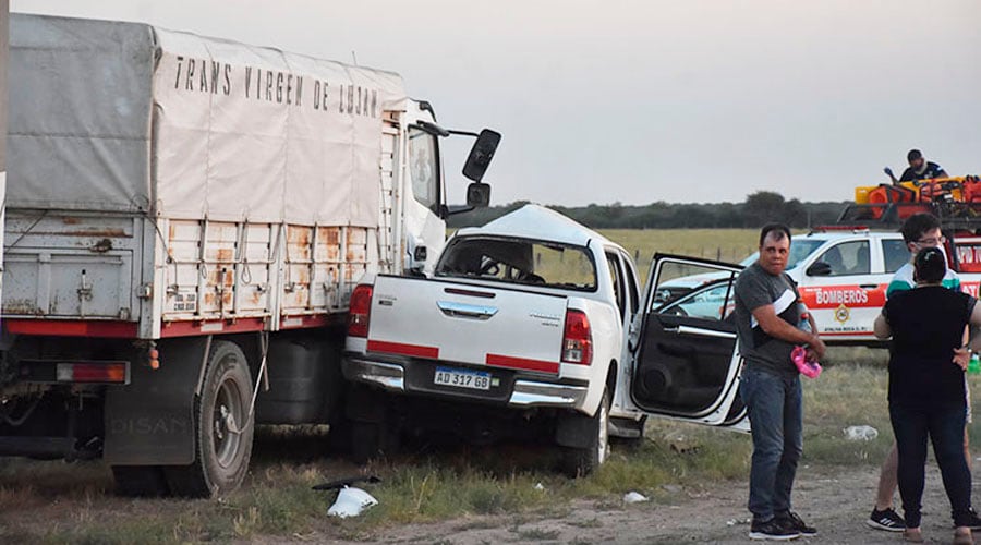 El camión arrastró a la pick up por unos 50 metros 