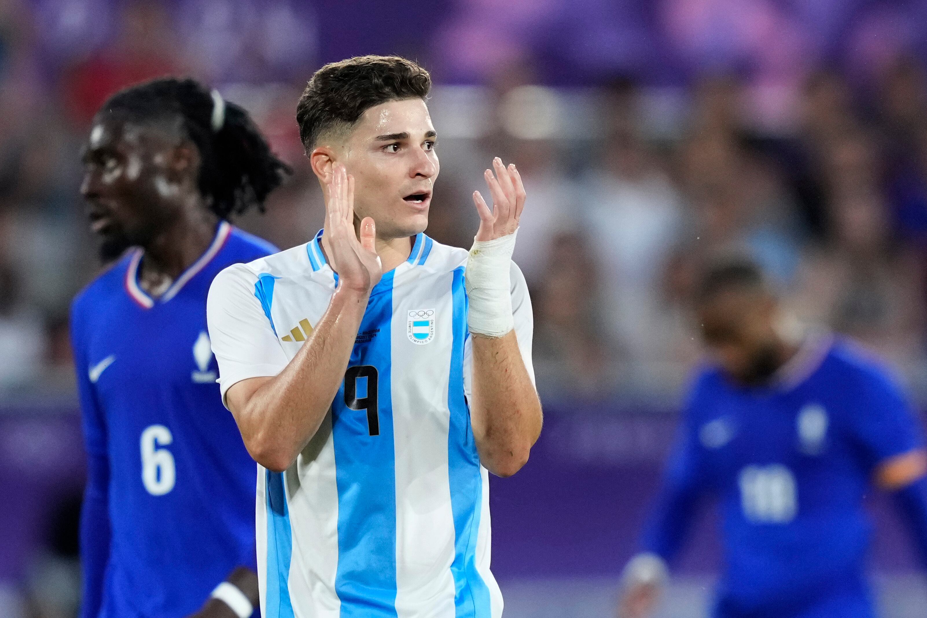 Julián Álvarez, de la selección de Argentina, aplaude durante un partido de cuartos de final de los Juegos Olímpicos ante Francia, en Burdeos, el viernes 2 de agosto de 2024 (AP Foto/Moisés Castillo)