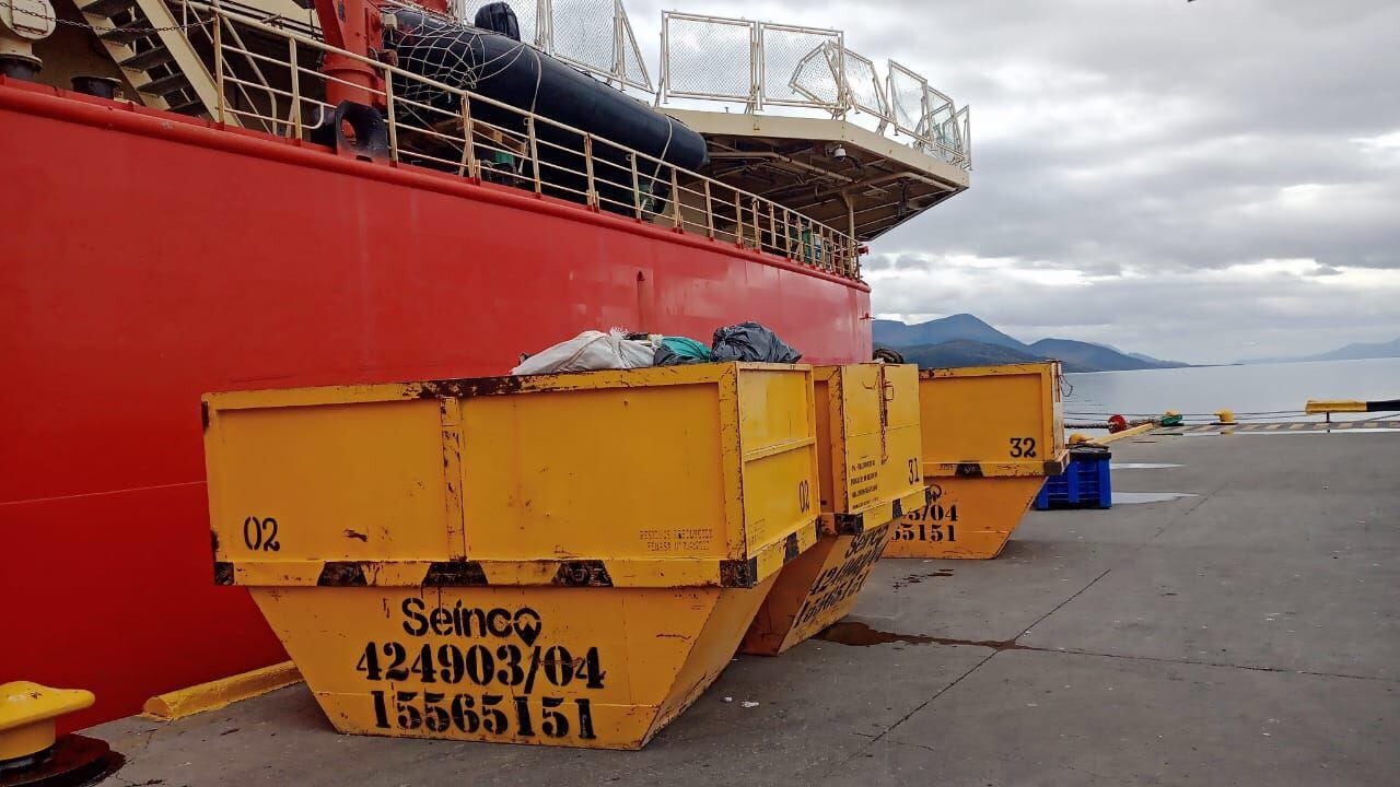 Ardua labor se llevó a cabo en el puerto de Ushuaia tras la llegada del Rompehielos A.R.A "Almirante Irizar".