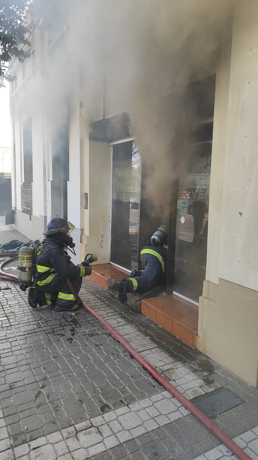 Feroz incendio en una vivienda de calle Las Heras