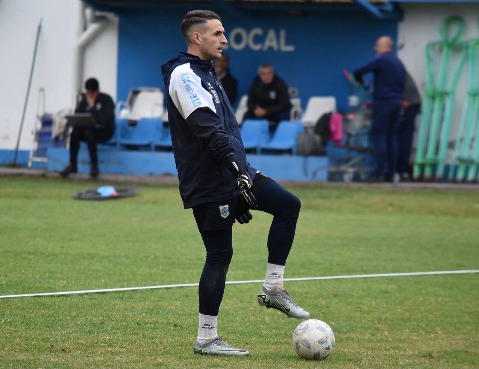 Joaquín Bigo debuta este domingo y tendrá la compleja tarea de reemplazar a Alan Sosa en el arco 