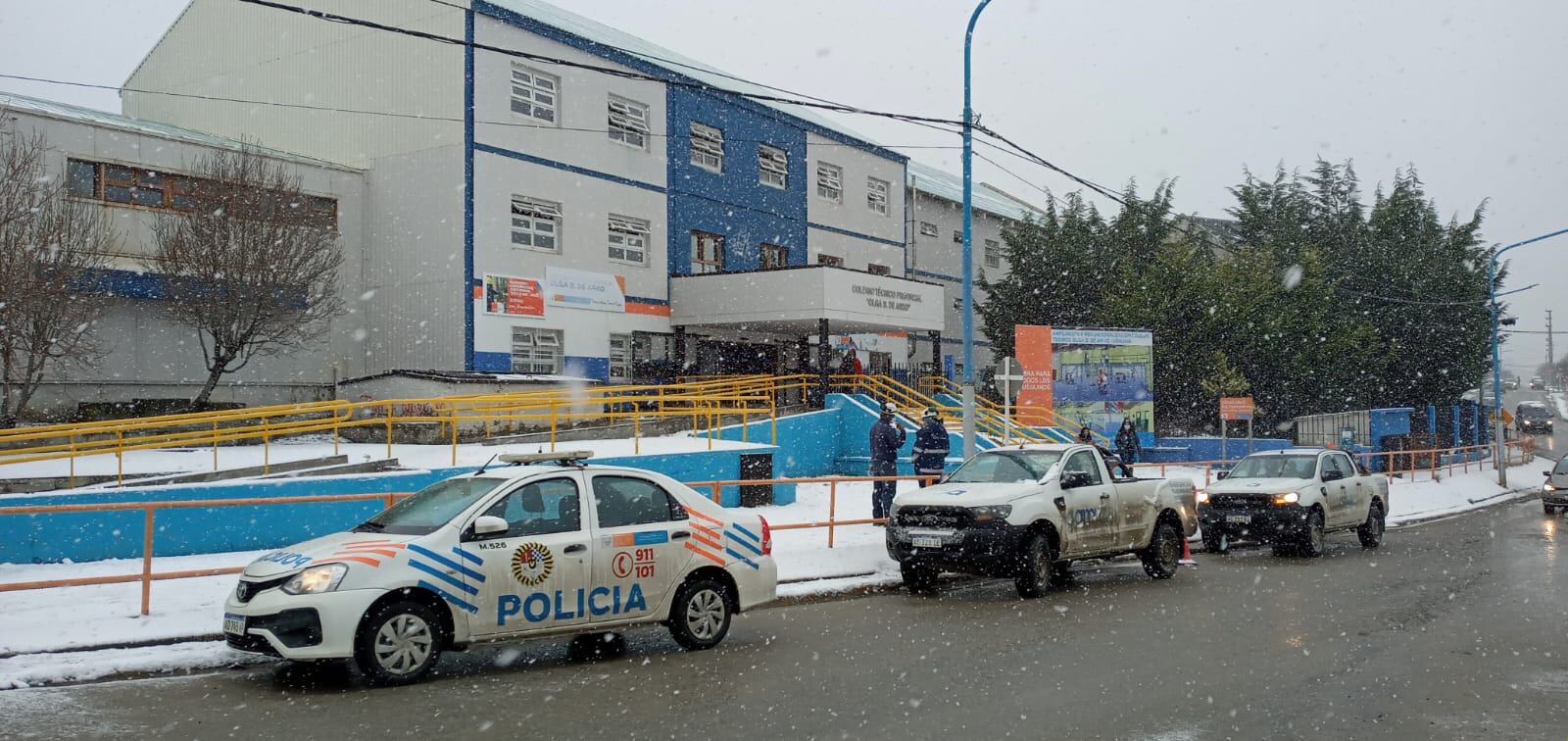 Escape de gas en la EPET - Los alumnos debieron ser evacuados y las actividades quedaron suspendidas en el turno tarde.