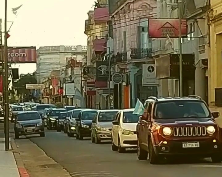 Caravana anti cuarentena Gualeguaychú. REDES