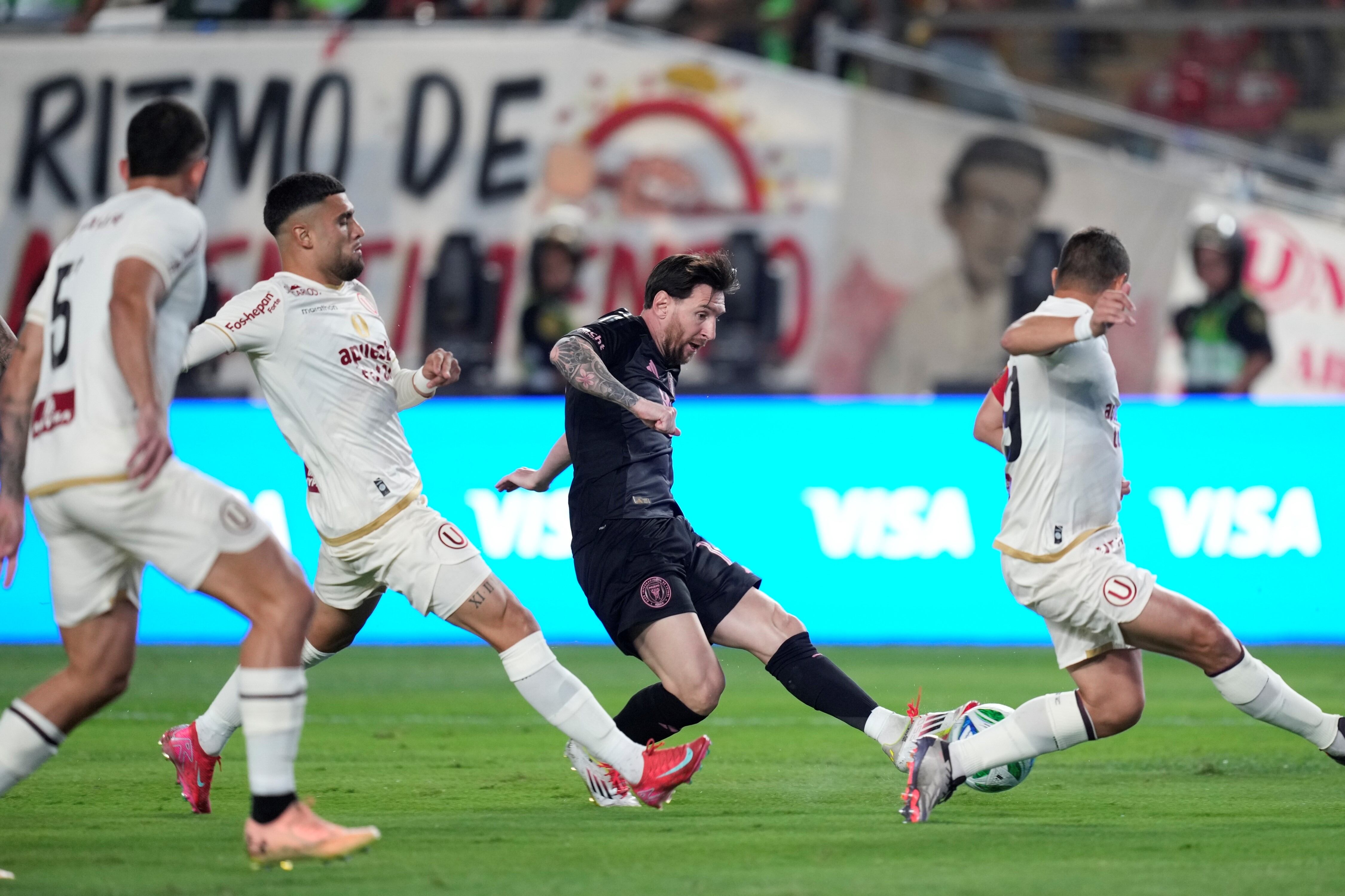 Lionel Messi ante Universitario de Perú en un amistoso internacional. (AP)