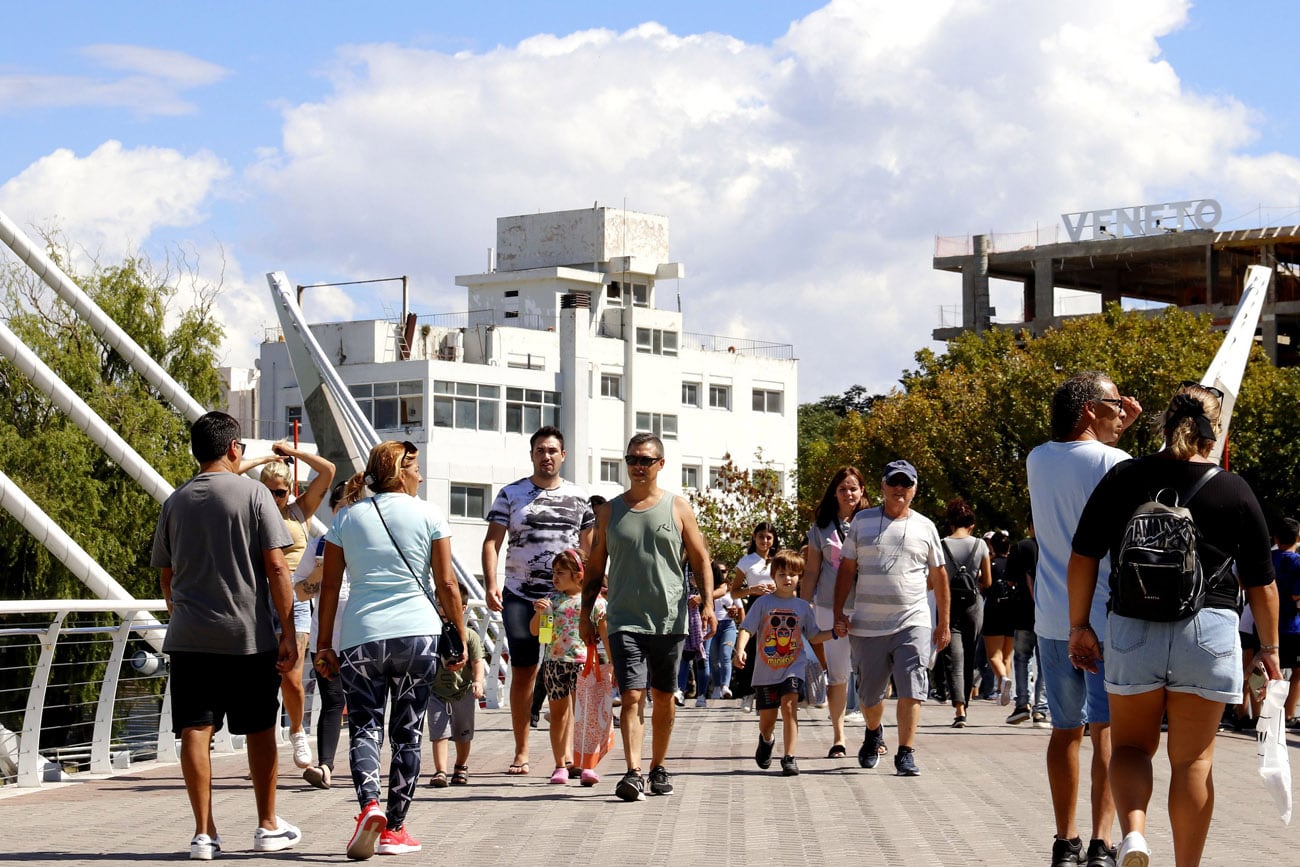 Gran cantidad de turistas llegaron a Villa Carlos Paz. El Cerro de La cruz y el centro de la ciudad recibieron a las familias que llegaron para Semana Santa.  (La Voz)