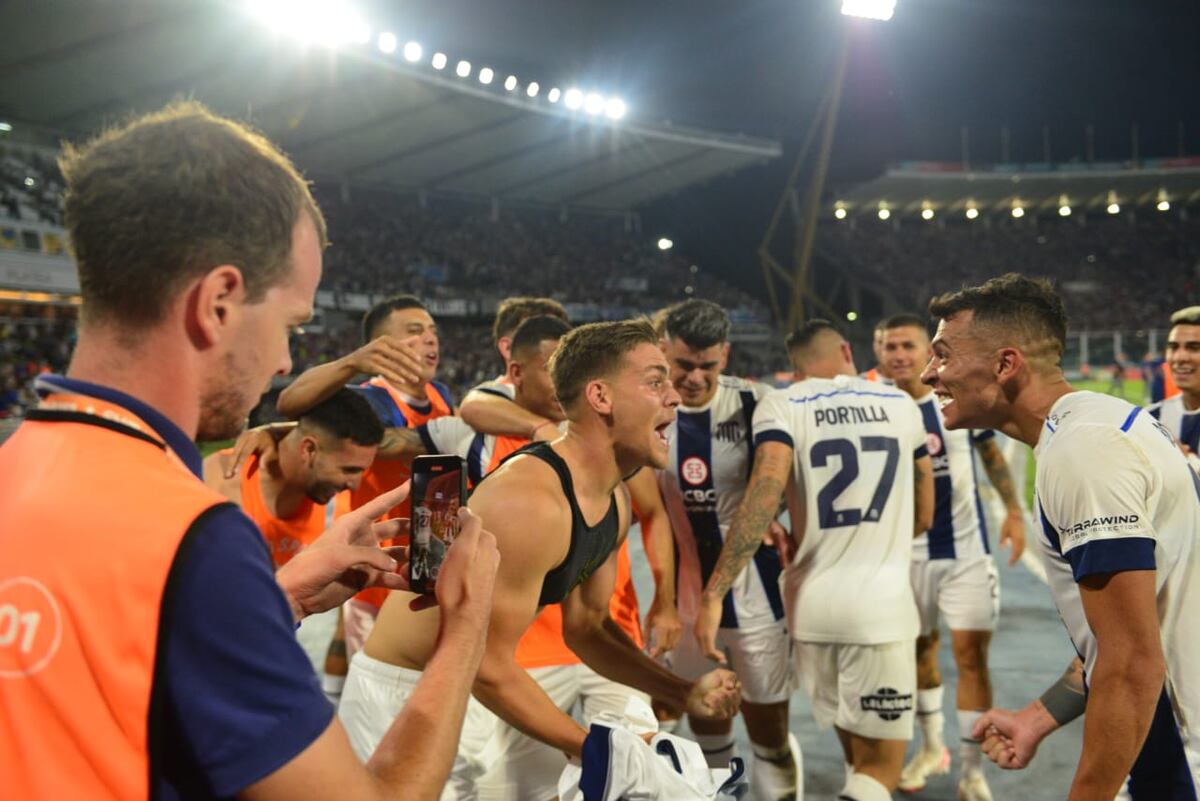 En la victoria de Talleres, le propuso matrimonio en la tribuna del Kempes: todo un matador