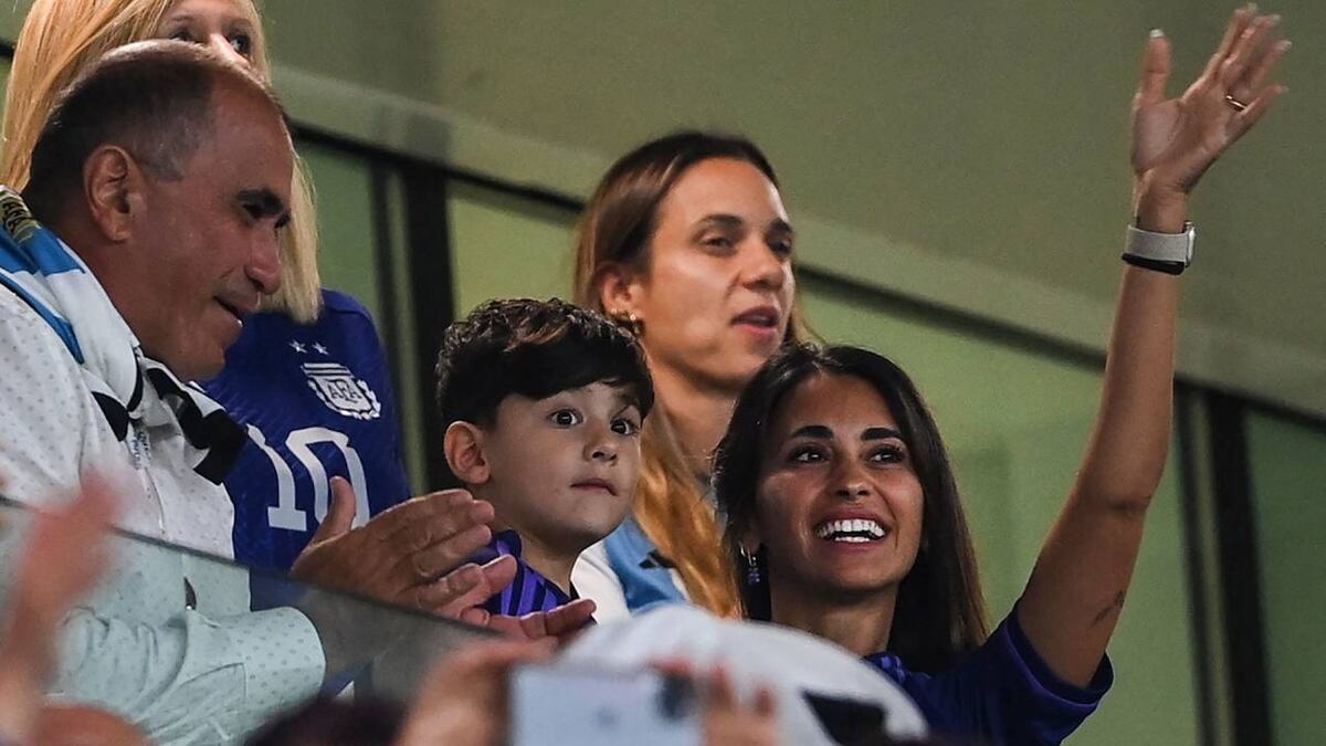 La lluvia no los para: Antonela Roccuzzo y Ciro Messi pasearon por París