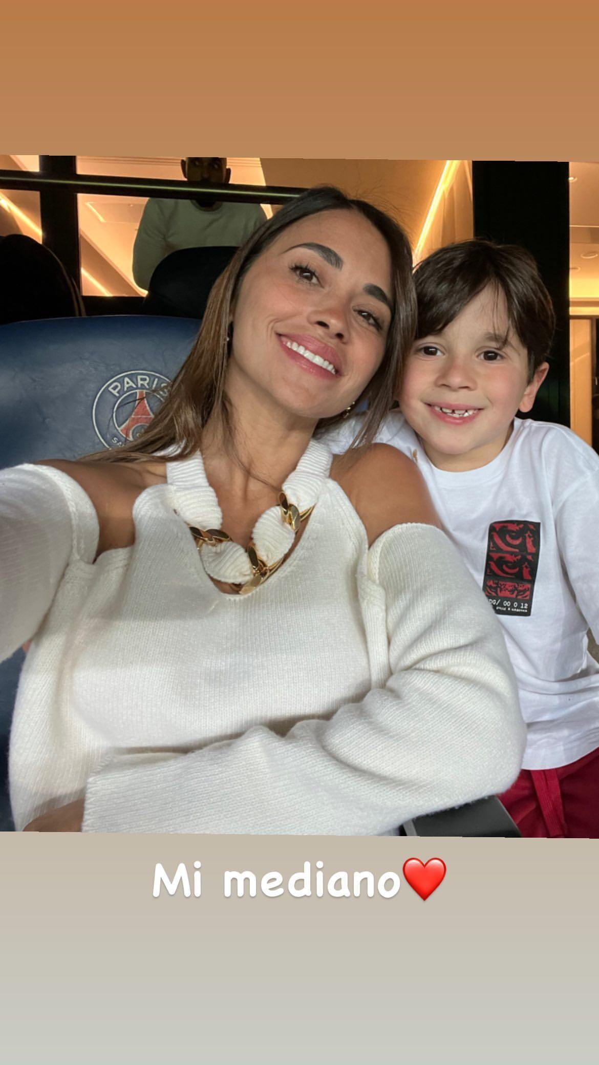 Antonela Roccuzzo y Mateo Messi posaron muy sonrientes en la cancha del PSG.