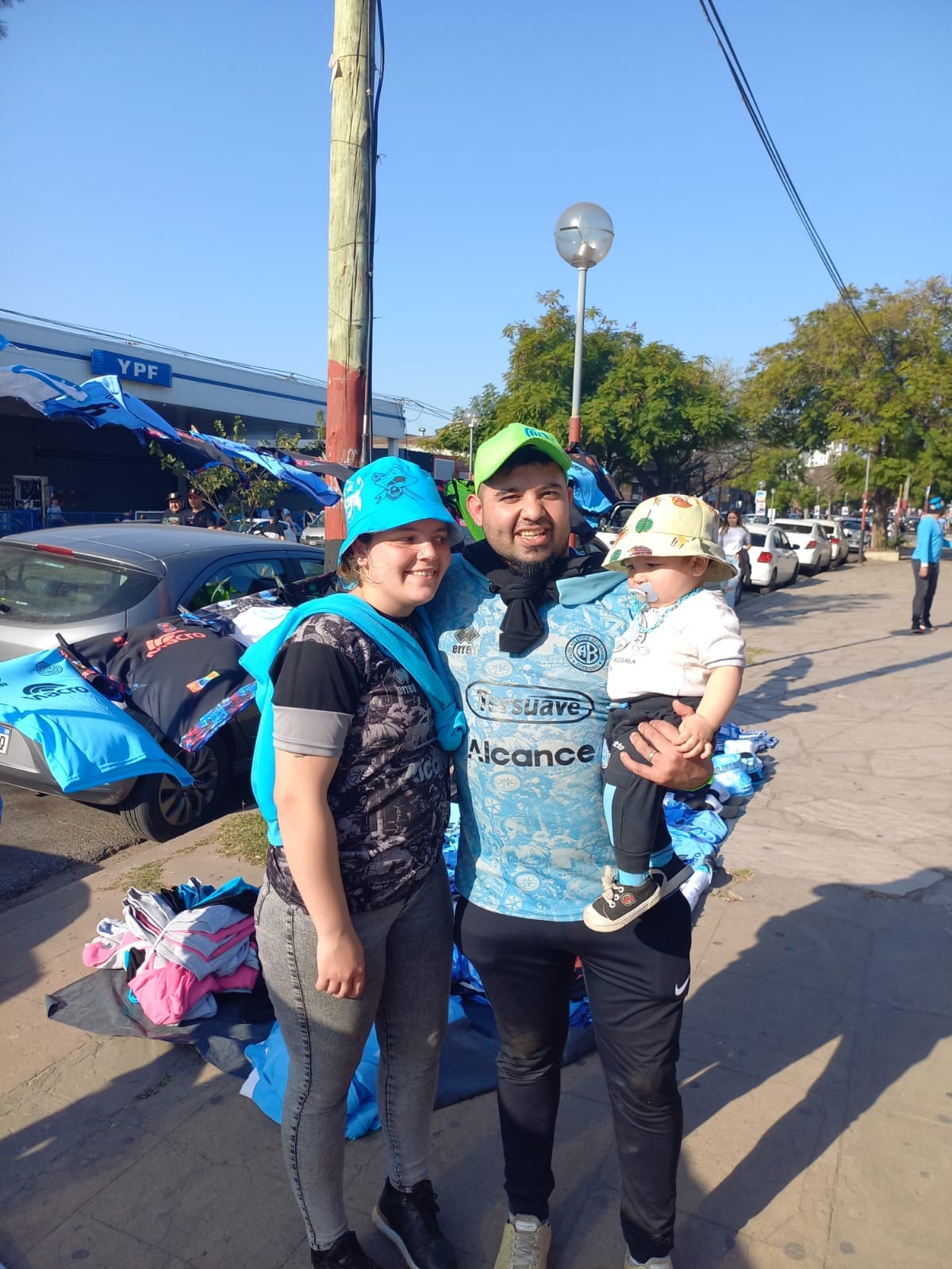 Hinchas de Belgrano en Santa Fe, en la previa del partido con San Lorenzo, por la Copa Argentina 2023. (La Voz)