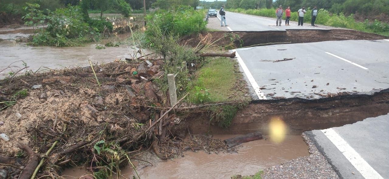 El puente sobre el río Perico en la zona de Los Manatiales quedó destruido por la fuerza de la correntada.