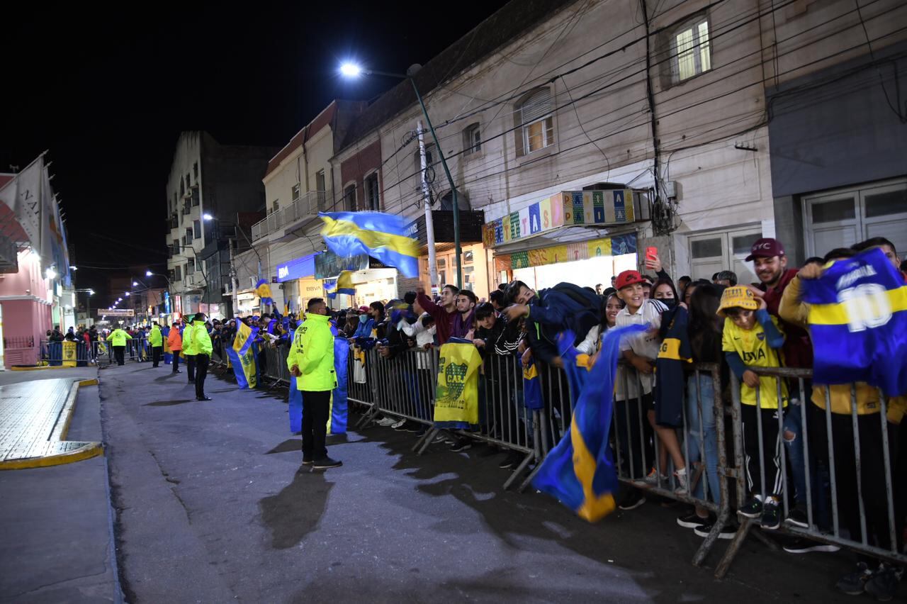 Sorprendente bienvenida a Boca por sus hinchas en La Rioja.