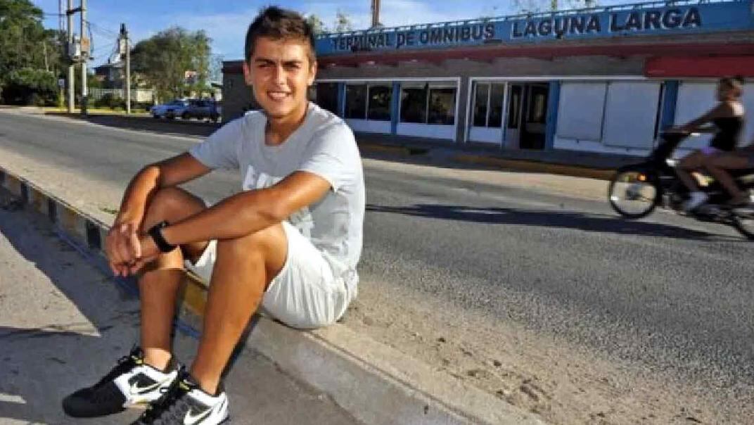 Paulo frente a la terminal de ómnibus de su Laguna Larga.