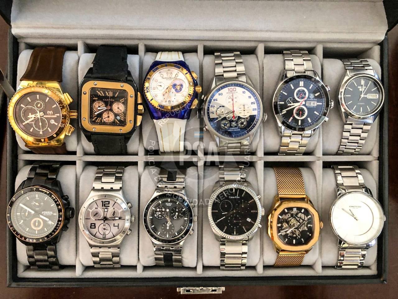 Las autoridades incautaron 21 relojes y alhajas, entre otros objetos de valor.