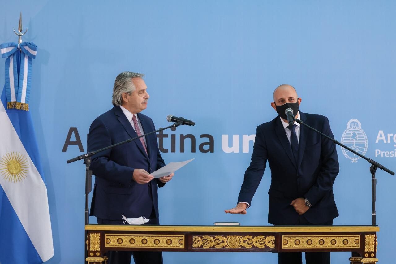 El presidente Alberto Fernández le toma juramento a Alexis Guerrera.