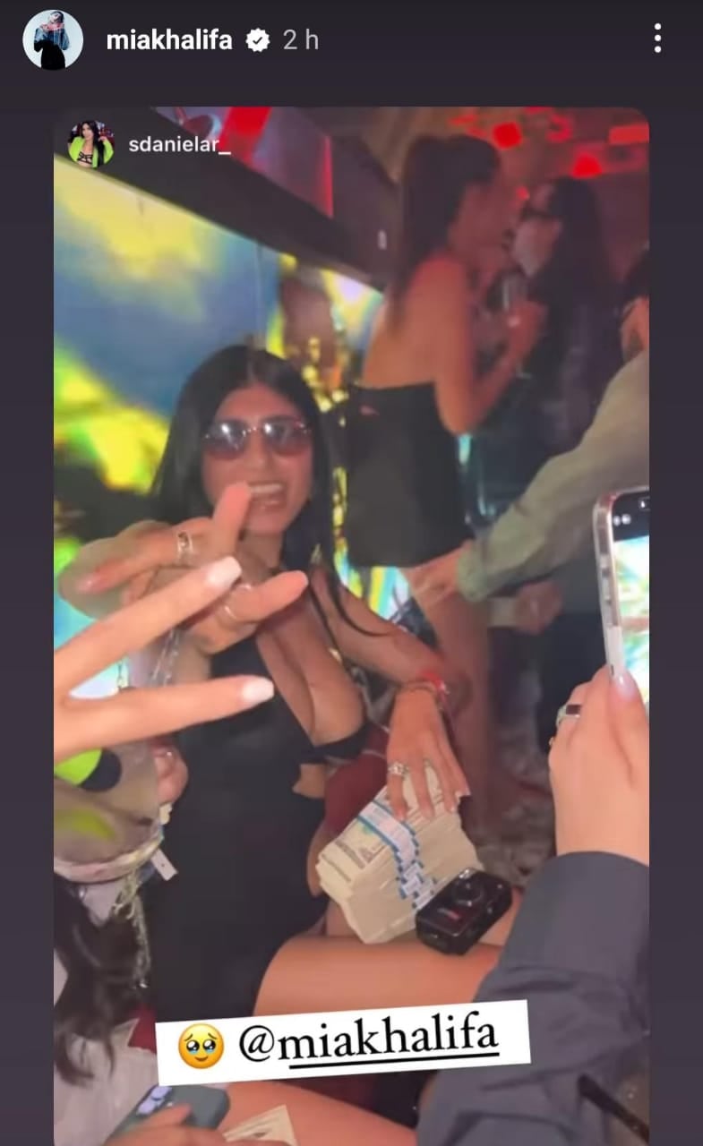 El destape ultra hot de Mia Khalifa: un vestido total black con escote al borde de la censura