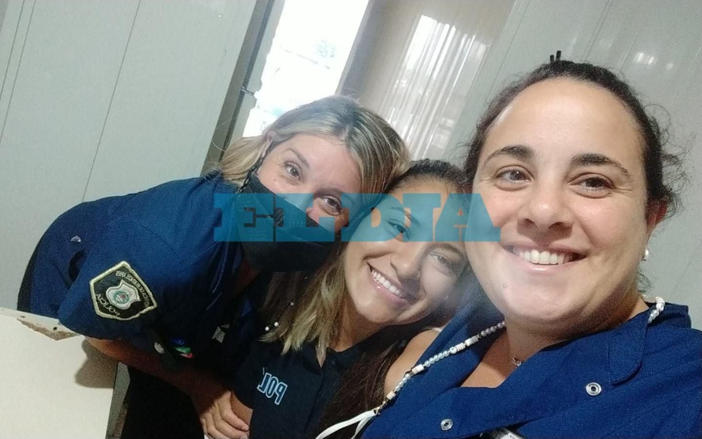 Las oficiales Daniela Alegrucci y Astrid Sosa junto a su compañera Daniela Peirano luego del rescate.