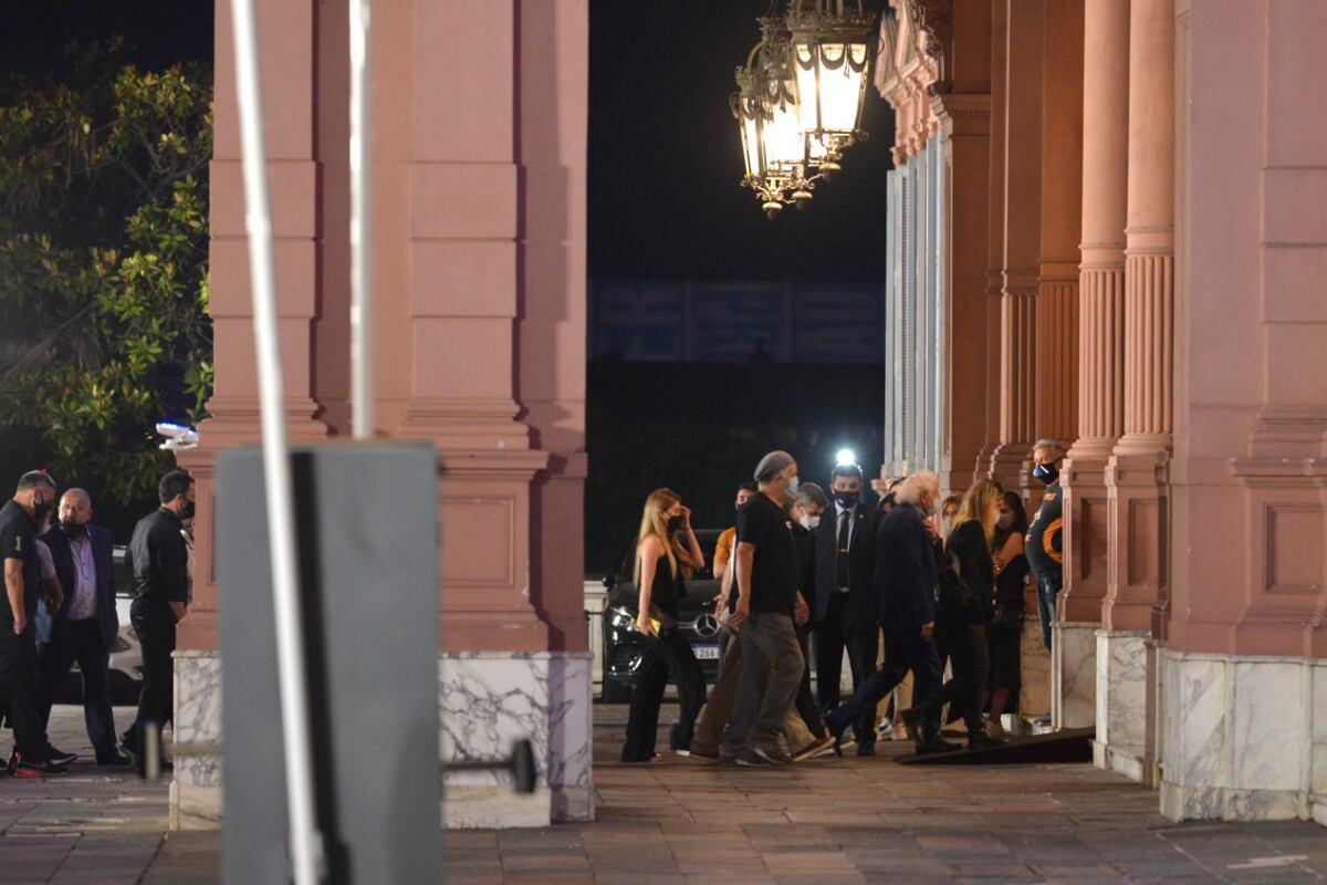 Murió Diego Maradona: quiénes estuvieron en el velorio íntimo en Casa Rosada