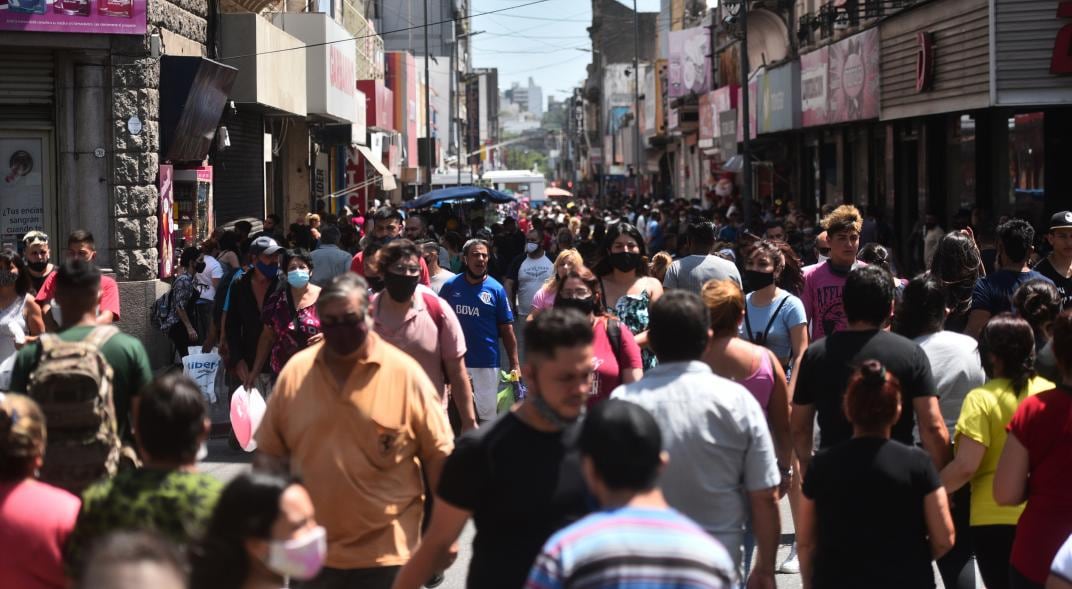 A pocas horas de Navidad, los cordobeses salieron a copar las calles. (Foto: Pedro Castillo)