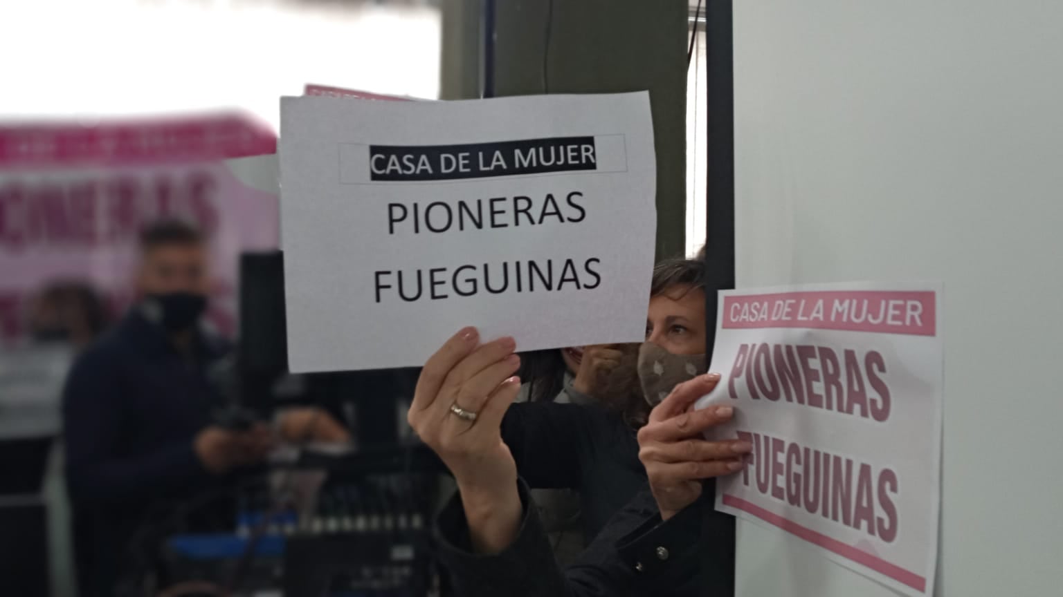 En el recinto había muchos carteles con la inscripción Casa de la Mujer  "Pioneras Fueguinas".