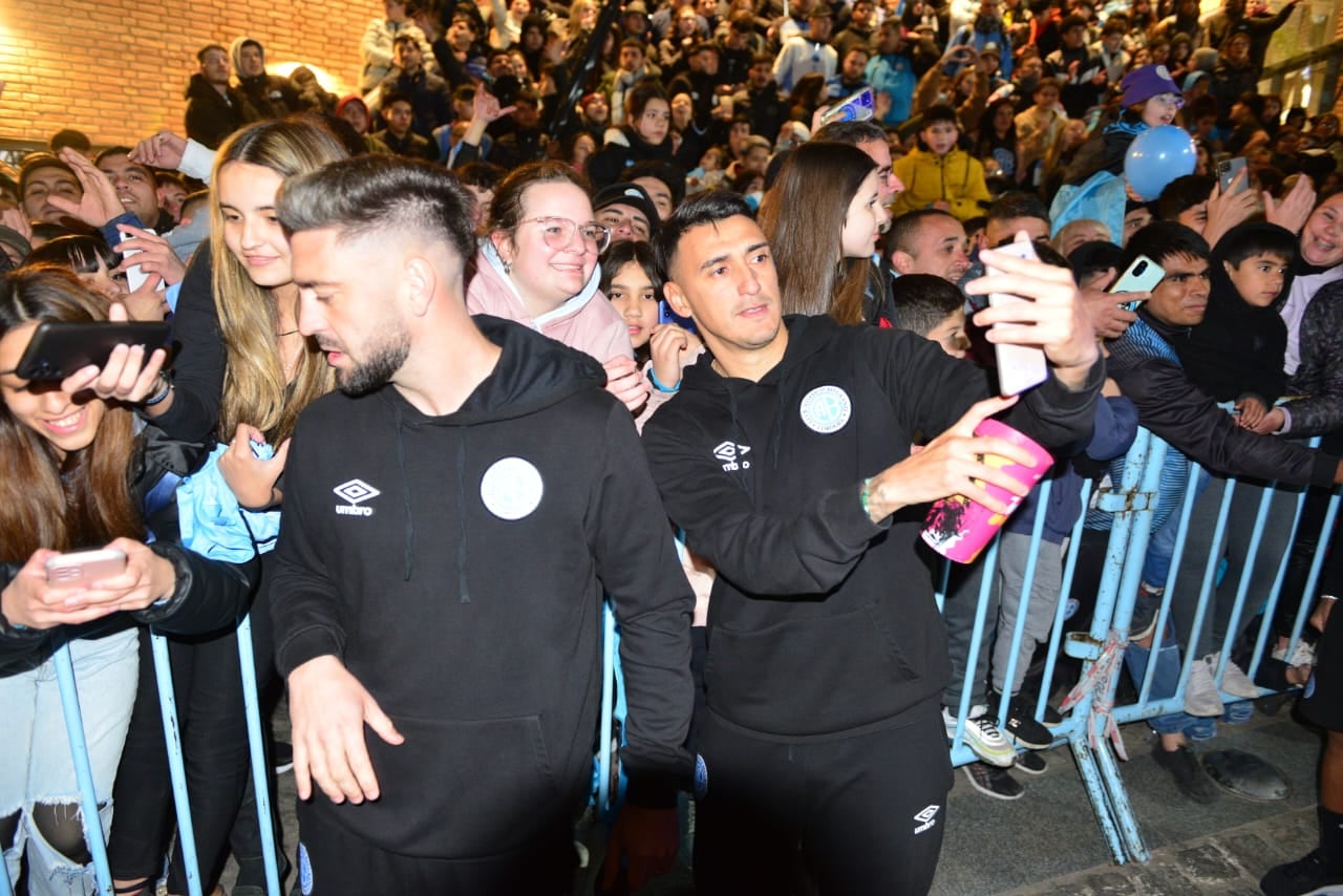 Alejandro Rébola y Matías Suárez, con los hinchas de Belgrano en el banderazo de aguante antes del partido por la Copa Sudamericana. (Javier Ferreyra / La Voz)