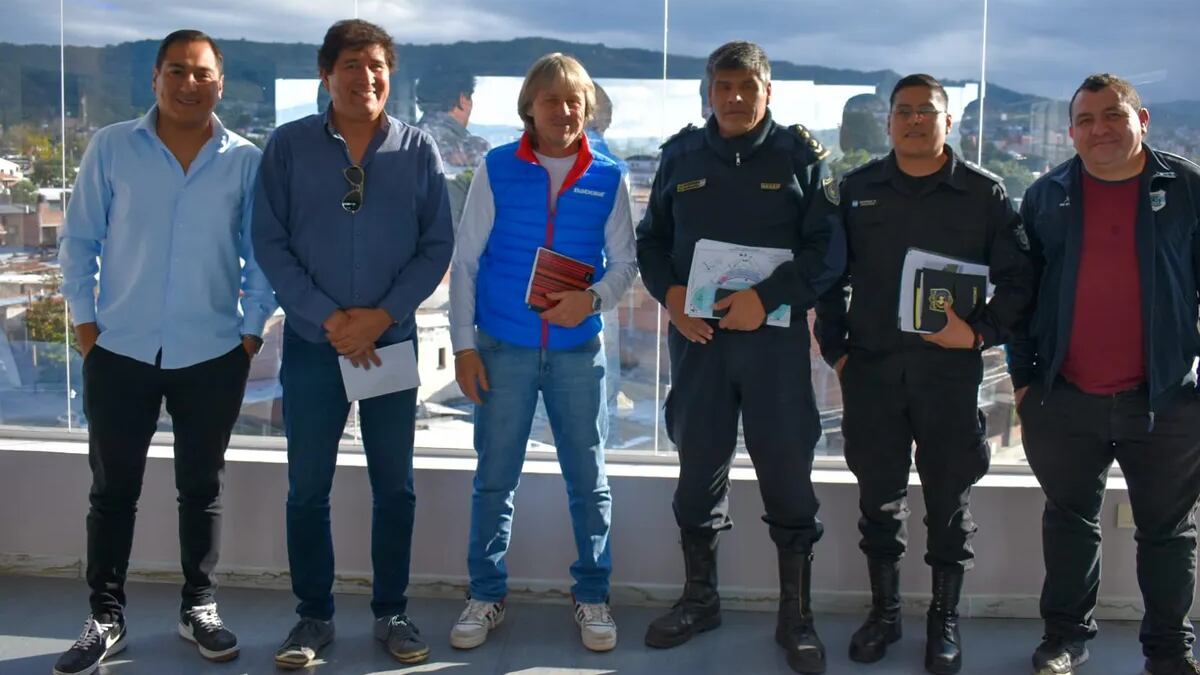 Directivos del club Gimnasia y Esgrima de Jujuy y los funcionarios, tras la visita al estadio donde se disputará el partido del próximo domingo.