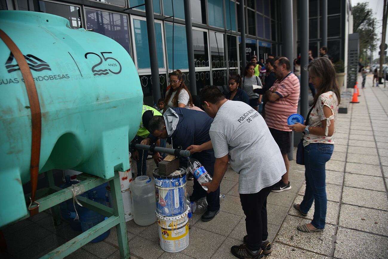 Uno de los puntos de hidratación en los diferentes sectores de la ciudad por la rotura de un caño de Aguas Cordobesas.