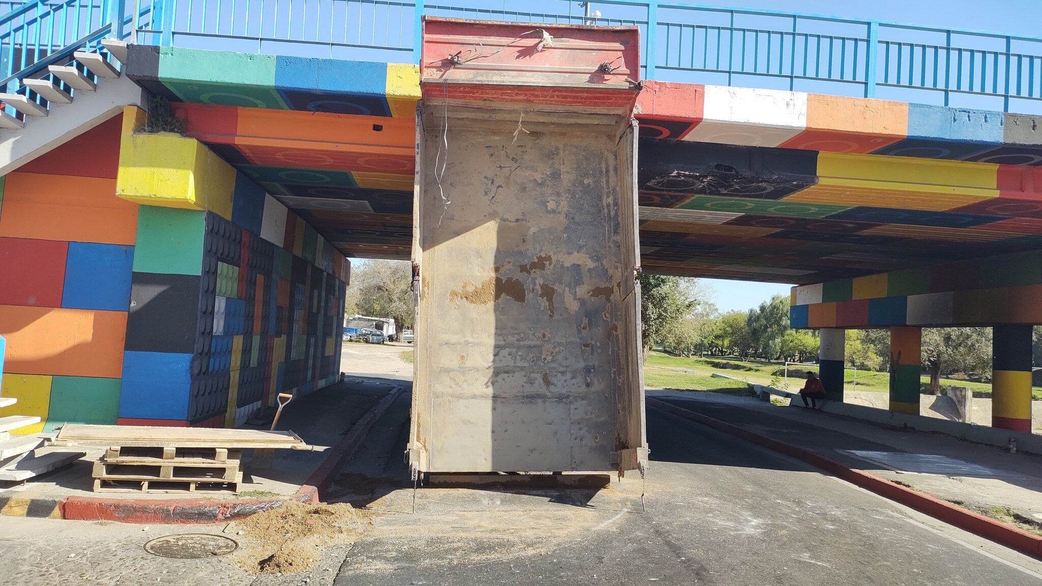 Puente Zípoli. Un camión se quedó encajado (Foto de Twitter @@barrionuevofern).