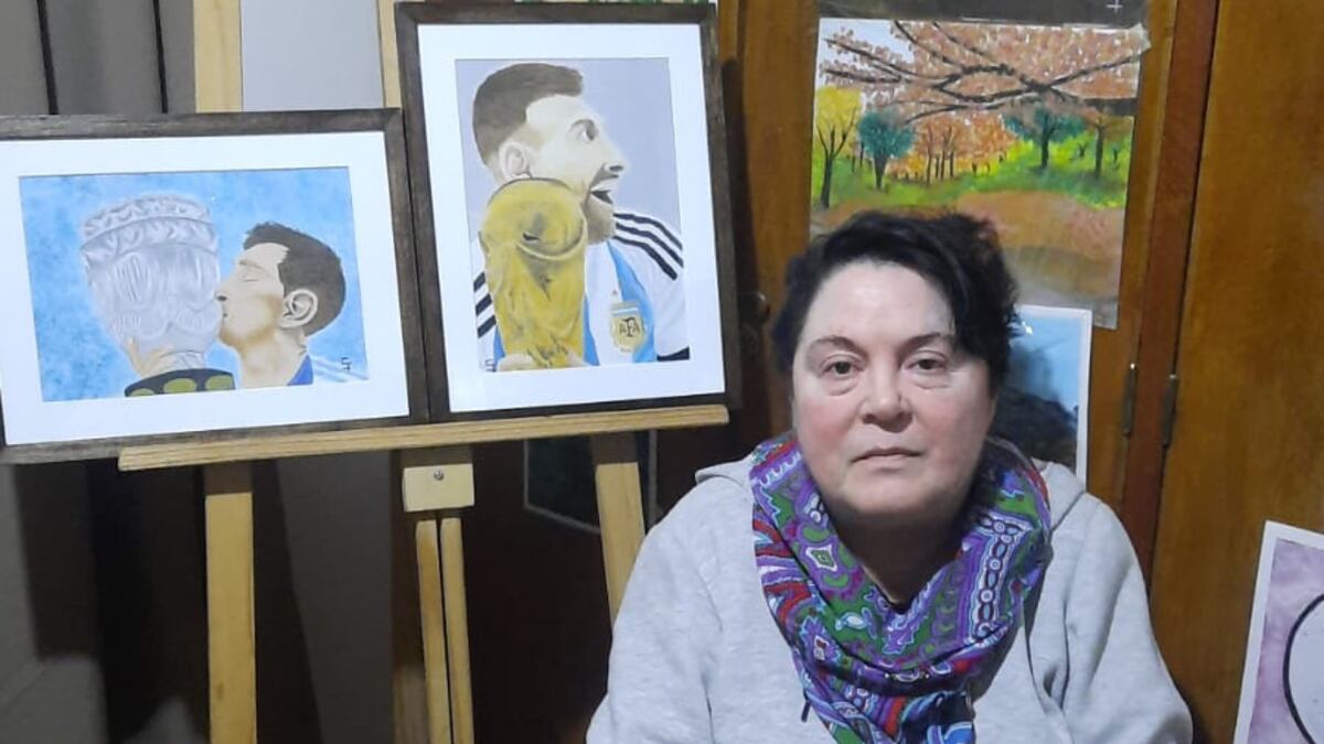 Conocé a Silvia, la artista mendocina que pintó con su boca e inmortalizó los triunfos de Lionel Messi en la Selección Argentina