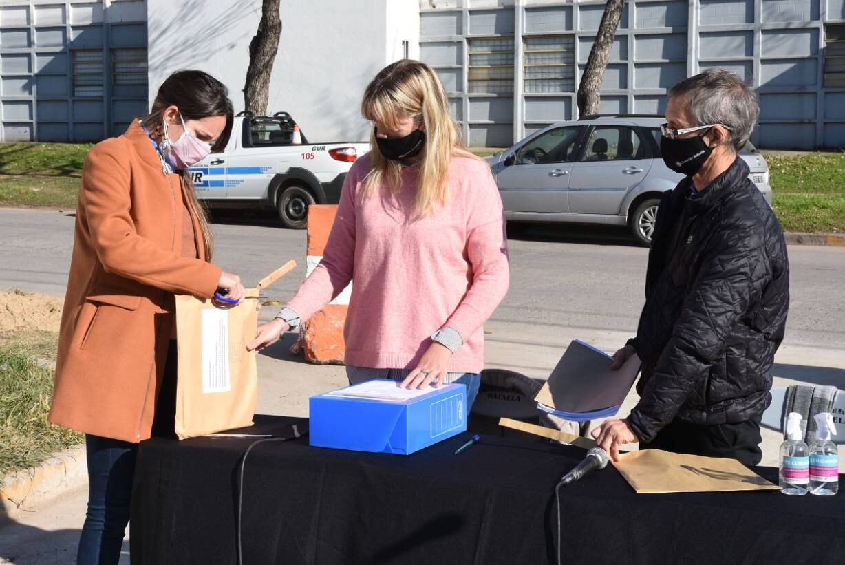 María Paz Caruso abre uno de los sobres de la licitación de la refuncionalización de Avenida Italia