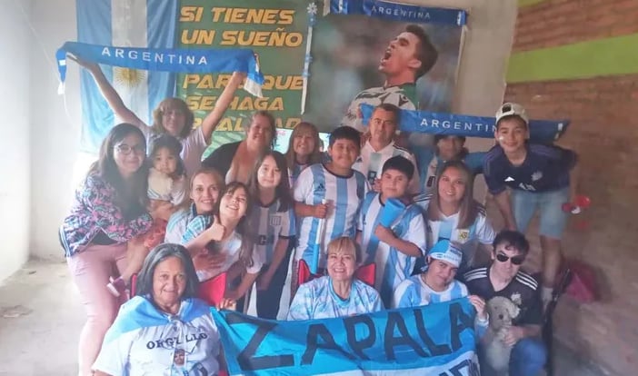 La familia de Marcos Acuña lo alienta desde Neuquén junto a todos los vecinos.