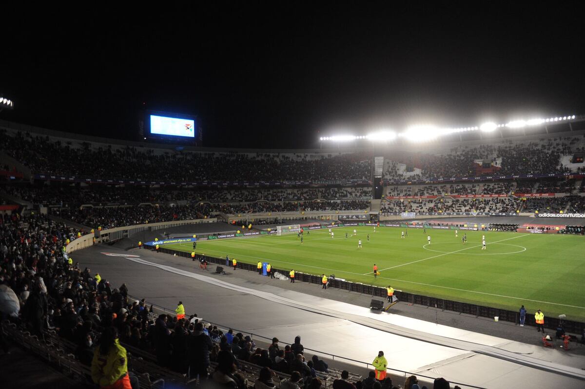 Vuelve el público a los estadios de fútbol: qué pasará con el Superclásico