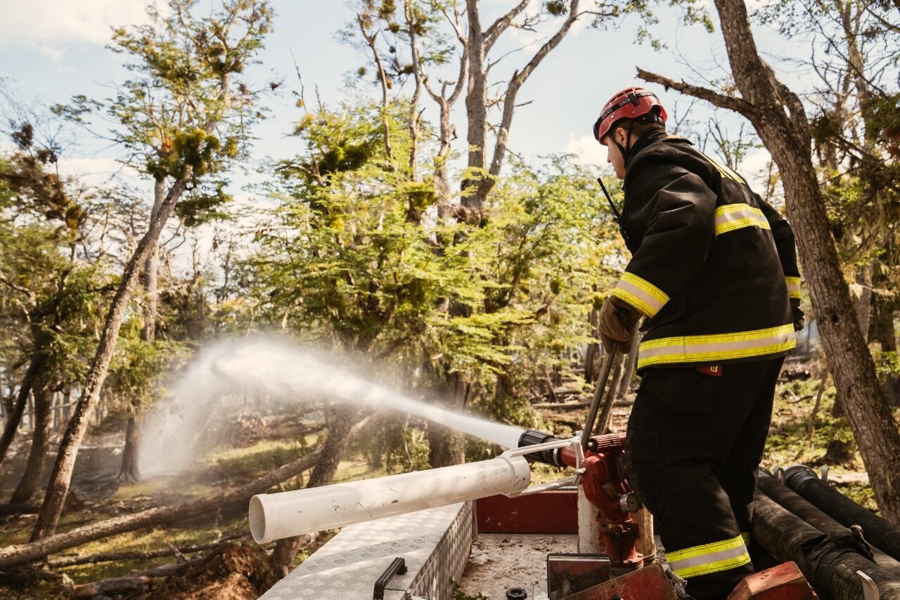 Continúa activo el incendio en la Reserva Corazón de la Isla.